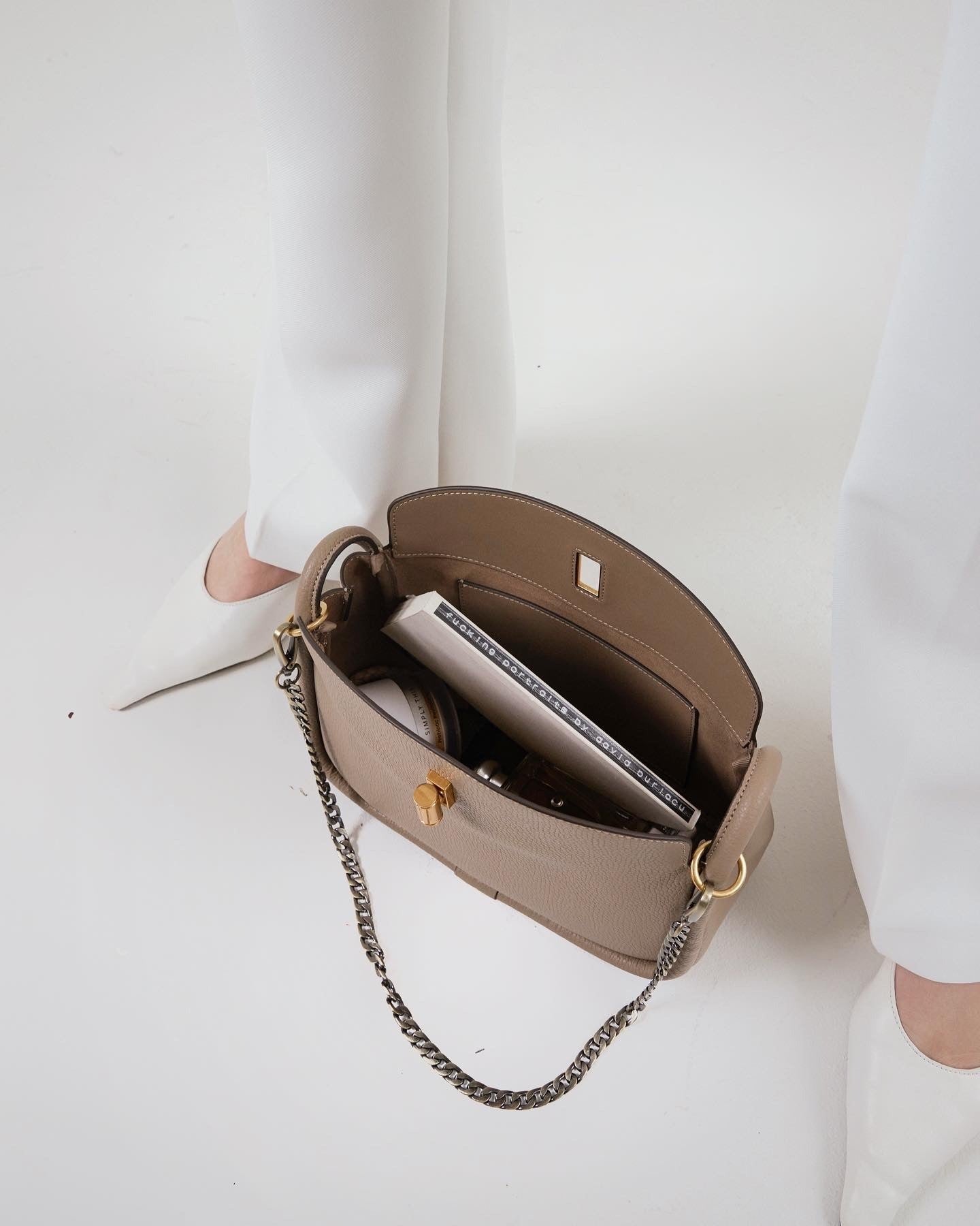 Chloé Chain-Link Shoulder Handbags